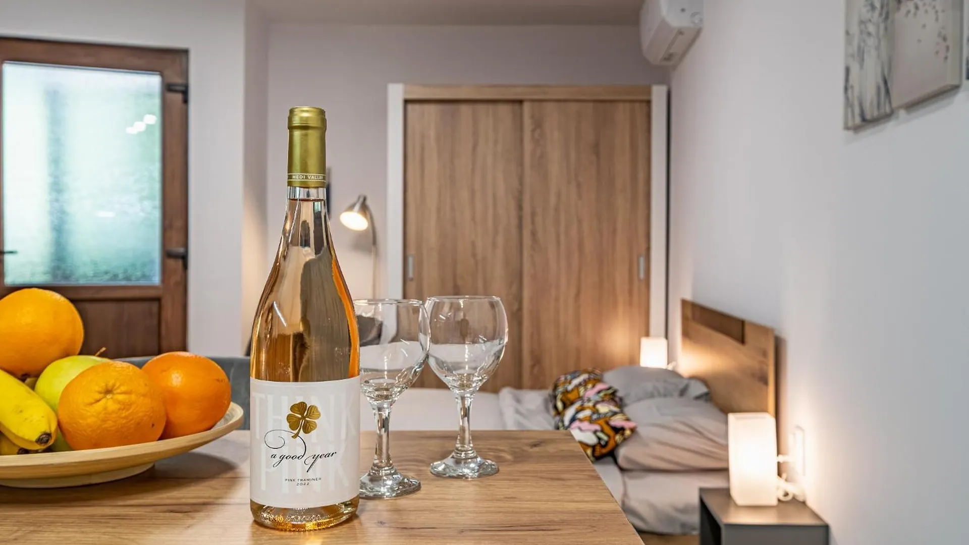 Cozy Central Apartment Varna & Parking 0*,