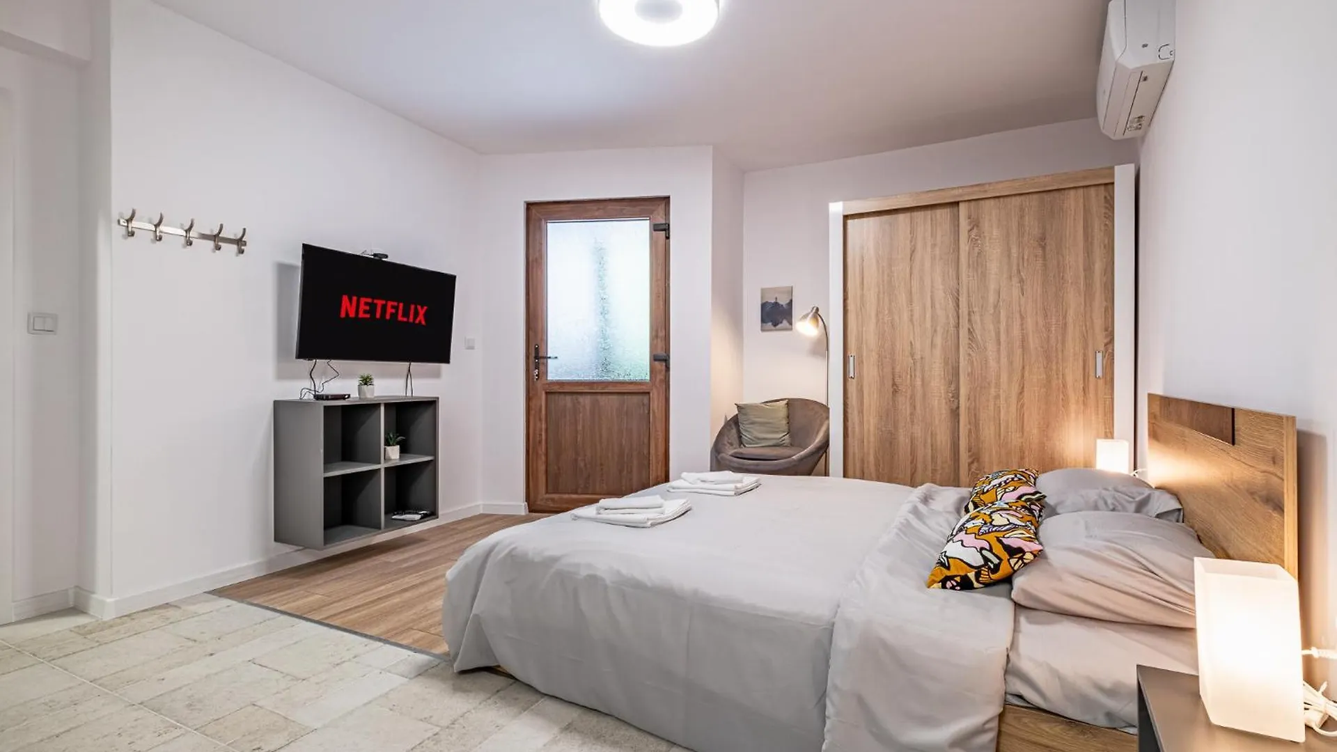 Cozy Central Apartment Varna & Parking 0*,