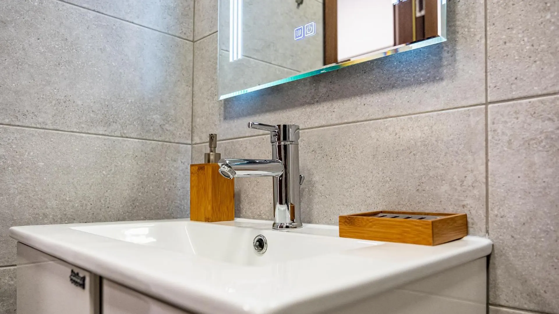 Cozy Central Apartment Varna & Parking 0*,