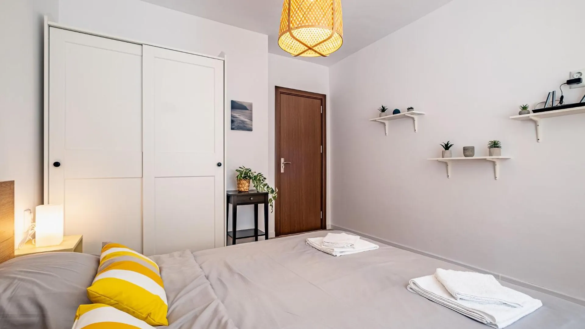 Cozy Central Apartment Varna & Parking 0*,